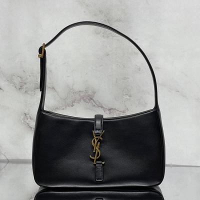 YSL聖羅蘭Yves Saint Laurent 黑色羊皮金扣 腋下包Le5A7 Bag 強推今年的寶藏包包之一！極簡外形+金屬logo 扣開合設計 可調節肩帶 簡潔唯美且高級感 包身輕盈 易搭配 太太太爆美 包包容量充足 日常出街超級