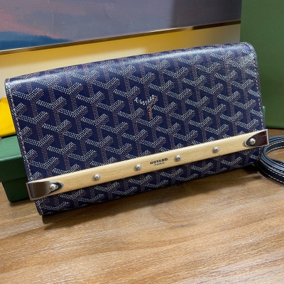 Goyard（戈雅）Monte Carlo手拿包現已推出極具吸引力的小號，全新Monte Carlo既兼具優雅外觀和實用功能性，表面採用了木質防震杆與金屬鉚釘的搭配 搭配可拆卸肩帶，能靈活的轉變成單肩包與手拿包，滿足日常生活不同的搭配方式，