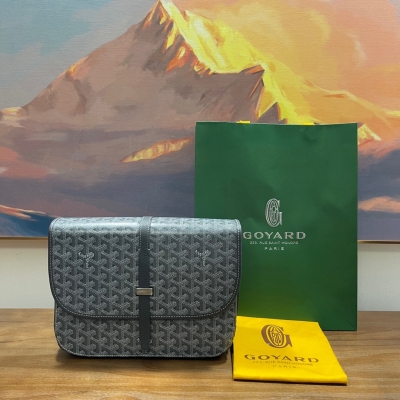 Goyard（戈雅）Belvedere單扣郵差包全新升級！皮質部分由原來的box平面牛皮改為荔枝紋牛皮，荔枝紋皮皮質感更高級，柔軟、也更耐磨，包型力挺，自重很輕，配有可調節肩帶和安全閉合系統，內置三個口袋，可妥善收納日常必需品，輕便實用，男