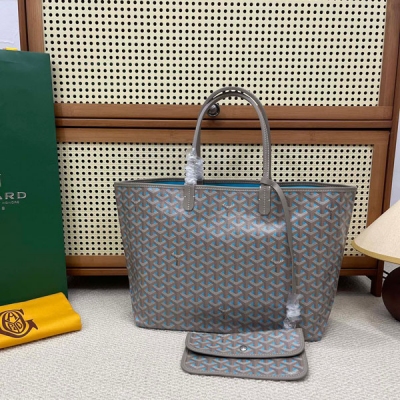 Goyard（戈雅）為慶祝其品牌成立170周年紀念日推出限量版，採用全新獨家Claire-Voie米灰色帆布，其內部的帆布塗層和獨特的外部三角形都是相同的顏色，給人一種可以通過帆布看到襯裡的視覺錯覺，全新Claire-Voie系列以三種顏色