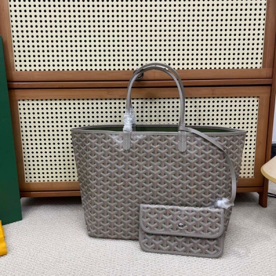 Goyard（戈雅）為慶祝其品牌成立170周年紀念日推出限量版，採用全新獨家Claire-Voie米灰色帆布，其內部的帆布塗層和獨特的外部三角形都是相同的顏色，給人一種可以通過帆布看到襯裡的視覺錯覺，全新Claire-Voie系列以三種顏色