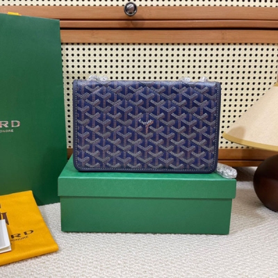 Goyard(戈雅)新款Alexandre III包上新，此包是一款絎縫鏈條包增添了Goyard獨特的魅力。其別致而巧妙的金屬鏈帶可調節出兩種長度，即可變化為如今最流行的腋下包背法，亦或是單肩背法，都可以隨意自由轉換。內飾由天鵝絨皮革，觸感