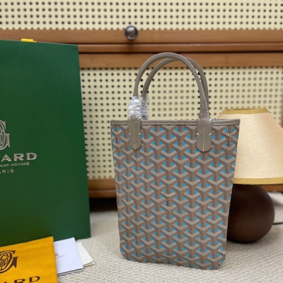 Goyard（戈雅）為慶祝其品牌成立170周年紀念日推出限量版，Poitiers伯爵包以限量版形式回歸，全新獨家米灰色Claire-Voie圖案，採用了相同的標誌性設計項目，卻是一個極其扁平的迷你版本，攜帶個人物品的理想之選，有3種顏色可供