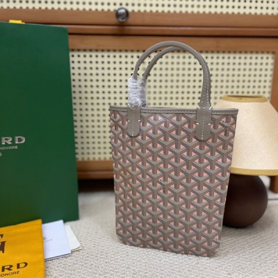 Goyard（戈雅）為慶祝其品牌成立170周年紀念日推出限量版，Poitiers伯爵包以限量版形式回歸，全新獨家米灰色Claire-Voie圖案，採用了相同的標誌性設計項目，卻是一個極其扁平的迷你版本，攜帶個人物品的理想之選，有3種顏色可供