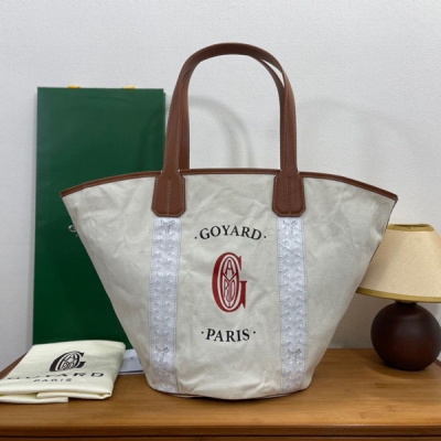 Goyard（戈雅）成立於1853年，已超過150年的歷史，面料以麻，棉及大麻纖維混合織成後再塗上光面的樹膠醛醣 新款Sac BeIharra沙灘包出貨啦兩個顏色哦其它的都看細節吧 尺寸: 底長25 高34 寬22