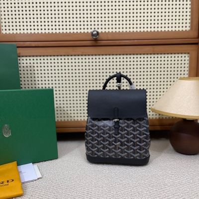 Goyard戈雅 新版本二代mini Alpin出貨啦 以Goyard秉承的傳統工藝，在細節之處盡顯巧思，精心放置的一些金屬環，匠心打造的牛皮手柄，由原先的抽繩更換為側邊按扣開合更為方便，是一款實用多功能包，可手拎，也可肩背或斜跨在身上，還