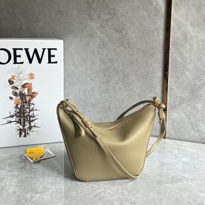 Loewe羅意威 爆款hobo 來啦 現貨秒發 新版型的hammock吊床腋下包 出道即頂流，真香！頭層牛皮質感柔軟細膩 自重輕盈 容量可觀 手提 腋下 斜挎自由切換 一上新就秒空的節奏 沖啊！size：28*17*9.5cm