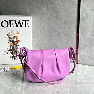 Loewe羅意威 最新系列Paseo新成員Paseo Satchel 自然隨性的褶皺 沒有一絲多餘的裝飾 自帶長短兩根肩帶 手拎、肩背、斜挎都很有范兒 高級感滿滿 清爽純欲風！自帶低調奢華感濾鏡 非常彰顯品味！size：25*17*8cm