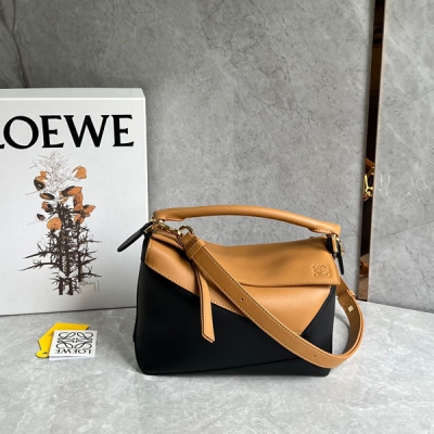 Loewe羅意威 最新做法puzzle 撞色出貨 明星同款 選用進口小牛皮全新版本 這配色拼接絕絕子，包包自重很輕 容量非常可觀 實用百搭又方便 出行，超級百搭色是必入款 小號Size24*16*10cm 配包裝