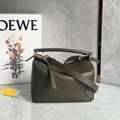 Loewe羅意威 puzzle 再添一員 最新卡其綠出貨 簡約大氣的幾何設計 可甜可鹽定制小牛皮 隨便揉捏 包型都不變 手感舒適上身氣質立馬up 立體包型還蘊藏著非凡的容量 是永遠都囤不夠的熱門單品啊size:24*10*14cm/小號 配