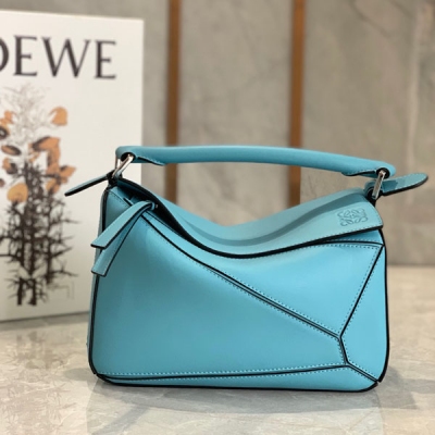 Loewe羅意威 Puzzle bag 專櫃最新河藍出貨小清新的色呀 愛了愛了質感柔軟小牛皮多色拼接 進口紡織內襯可自由折疊 手拎、斜挎 小身材大容量 日常出流妥妥滴 Size:24*10*14cm 配包裝