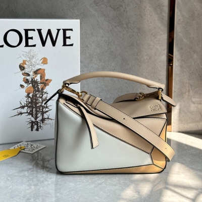 Loewe羅意威 puzzle 再添一員 最新奶茶拼出貨 簡約大氣的幾何設計 可甜可鹽定制小牛皮 隨便揉捏 包型都不變 手感舒適上身氣質立馬up 立體包型還蘊藏著非凡的容量 是永遠都囤不夠的熱門單品啊size:24*10*14cm/小號 配