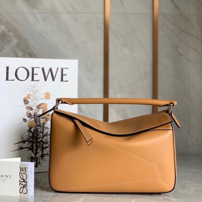 Loewe羅意威 Puzzle bag 最新卡其色出貨獨家上新專櫃同步 最新做法由原來拼接皮塊的風格 替換成今日嶄新的線條縫合 再用上撞色油邊點綴其間 內裡紡織內襯 讓整個包包更簡約 大氣 Size:中號30*12*19cm