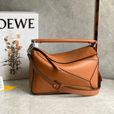 Loewe羅意威 puzzle本色壓印 經典棕 到貨 簡約大氣的幾何設計 採用柔軟小牛皮拼接 隨便揉捏 包型都不變 手感舒適上身氣質立馬up 立體包型還蘊藏著非凡的容量 是永遠都囤不夠的熱門單品啊 size:30*12*19cm配包裝 配包