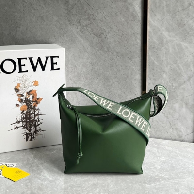 Loewe羅意威 現貨秒發 男士Cubi 上新啦！單肩斜挎包 採用柔軟光滑的小牛皮製成，配有提花字體肩帶 斜挎 單肩、 肩帶調節肩帶 容量大基本都能裝下 情侶款酷酷的同時又不失優雅！Size:29.5x22x10.5cm 配包裝