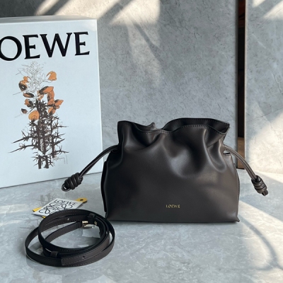 Loewe羅意威 福袋Flamenco升級版出貨 選用優質柔軟小牛皮束口抽繩演繹成福袋造型，金色絨面革襯裡，升級lo*go燙金或燙銀，加寬肩帶更舒適，簡約卻不失個性，磁扣開合 容量非常可，單肩或斜跨背 手拿ok，隨性不失貴氣的feel，簡直