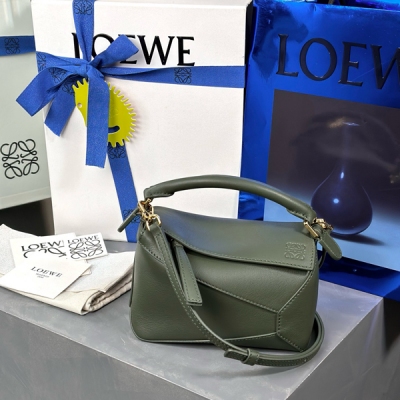 Loewe羅意威 MINI PUZZLE EDGE 2.0版 全新升級上線 尺寸:18*8*12.5cm 瓦松綠 幾何又升級啦! 在原本經典造型上又新增外縫線設計，大身採用進口荔枝紋納帕小牛皮質，Ykk五金 手感好 百搭又實用，好看到挪不開