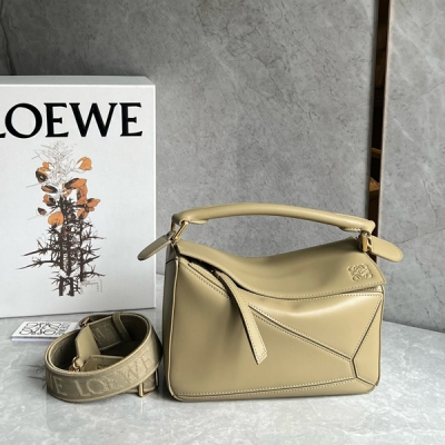 Loewe羅意威 新版來咯，自頻寬帶喲 全新? PUZZLE 緞面牛皮Anagram刺繡肩帶 上手就可以感受的到的質感，讓你拎出去立馬奪目，經典造型配上編織提花肩帶，絕了閉眼沖 size：24*14*10cm 買puzzle送肩帶