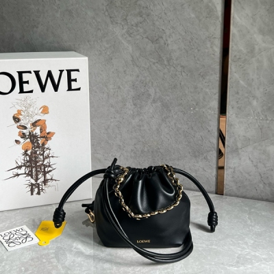 Loewe羅意威 Flamenco Purse福袋 黑色小號出貨 採用褶皺設計 柔軟羊皮質感超贊側面搭配標誌性水手結 可以使用搭配甜甜圈鏈條肩背或搭配皮革肩帶斜挎 多種背法Get 斷貨王速度給自己安排上 Size: 23X5.5X 17cm