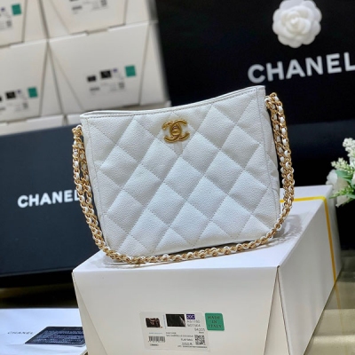 Chanel香奈兒 2023cc 春夏系列 hobo腋下包 hobo包這幾年都是比較火的袋形，歸根也是比較實用和方便！這只又是嬉皮包袋形設計，無疑增加了它的亮點 實物無敵美，又是荔枝皮設計，買就對了 編號AS3223，尺寸19x16x8cm