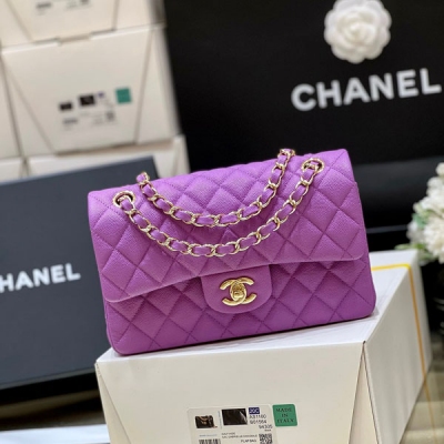 Chanel香奈兒 2023A新顏色專櫃超難買的紫色 法國原廠正品皮 絕美紫色，更是難得的haas荔枝牛皮 這個顏色超級漂亮，獨家正品皮 原廠正品皮，數量極少，幾年可能都不會到一次，專櫃更是排隊幾年都不會到一次的顏色，配厚金全鋼香檳色五金