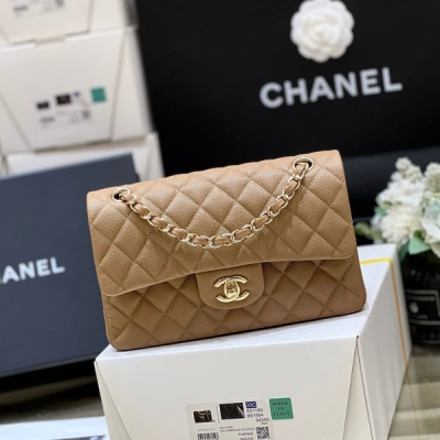 Chanel香奈兒 2023A新顏色專櫃超難買的奶茶色 法國原廠正品皮 絕美奶茶色，更是難得的haas荔枝牛皮 這個顏色超級漂亮，獨家正品皮 原廠正品皮，數量極少，幾年可能都不會到一次，專櫃更是排隊幾年都不會到一次的顏色，配厚金全鋼香檳色五