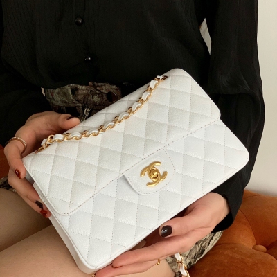 Chanel香奈兒 原廠稀罕hass白雪公主到貨 全新至尊版本 純原廠CF 經典款之Classic flap bag 皮料：歐洲原廠Haas正品牛皮 五金：義大利進口24k鍍厚金鋼鎖 貨源稀少，經常容易斷貨 整個包的手感與真品完美達成一致