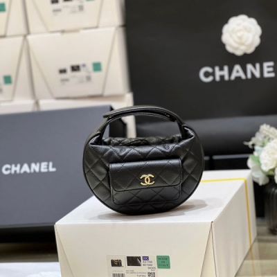 Chanel香奈兒 2023B 秋冬預告系列 火爆款荔枝皮呼啦圈 最愛這只呼啦圈！簡單復古，前面還多了個小插袋！黑金真的很高檔 非常復古耐看！最重要的是上身超好搭配！推薦 原廠正品haas荔枝牛皮 17.5*16*5cm