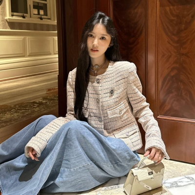 Chanel香奈兒 2023fw四口袋粗紡外套 高不可攀的貴氣優雅 白富美標配 修身斜角底邊別致新穎溫柔有氣場的小細節 定制面料很好的保持了整件衣服的立體輪廓 上身無敵顯瘦 贈送胸針防塵袋 SML