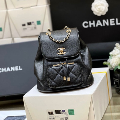 Chanel香奈兒 2023b 秋冬新款預告系列 本季特別火的經典雙肩小背包 店裡的大爆款，非常經典 小香的雙背包都是很難買的！實物超級好看，也很實用！還是貼心的荔枝牛皮！上身非常好搭配 獨家原廠正品haas荔枝牛皮 編號AS3530，尺寸