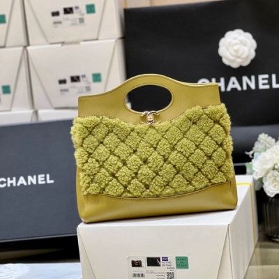 Chanel香奈兒 2023A mini 31bag 限量版毛呢mini 毛茸茸的泰迪款 這是吃可愛多長大的嗎香奶奶又又又複刻了，新款31bag出了mini size，這誰頂得住呀真愛粉必入 無論是中古款還是現代款，它都是眾多包型中的TOP