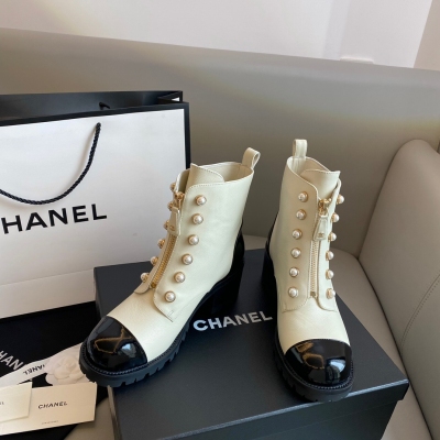 Chanel香奈兒 小香秋冬新品雙C珍珠牛皮短靴，原版小牛皮材質，靴筒柔軟，親膚舒適，不挑小腿！內裡為小羊皮。珍珠排列設計，帥氣中又帶點柔美的元素，真是絕絕子設計，鞋面為進口牛皮，水染綿羊皮內裡墊腳，原版定制大底，跟高6CM，Size：35