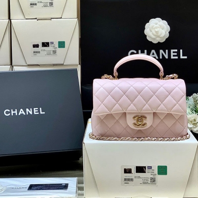 Chanel香奈兒 等了兩個月的歐洲原廠皮 終於出現貨啦CF 手腕大mini 原廠正品方框羊皮，一模一樣的皮，沒色差，先定先得 都是今年最難搶的櫻花粉和baby藍 尺寸20cm