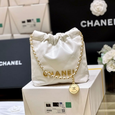 Chanel香奈兒 2024S 春夏系列 大爆款 mini 22 bag 作為全球搶購的大爆款！無疑又是溢價款！非常難買！這只mini 22真的是太好看了 上身太好搭配了，容量也超級大 手拎斜挎都可以 經典耐看 獨家原廠方框油臘牛皮 尺寸1