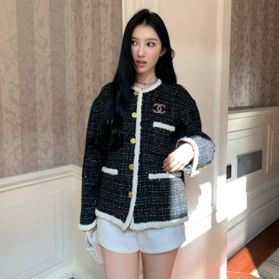 Chanel香奈兒 2024fw 圓領四口袋外套 無性別寬鬆版型注重更自由更舒適的穿著體驗 定制的貓頭鷹紐扣裝飾很精緻 手工縫製的四個口袋層次感超棒 看似簡單細節依然到位 贈送胸針防塵袋 SML