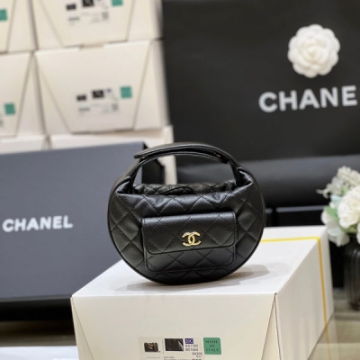 Chanel香奈兒 2024C 秋冬預告系列 火爆款荔枝皮呼啦圈 最愛這只呼啦圈！簡單復古，前面還多了個小插袋！黑金真的很高檔 非常復古耐看！最重要的是上身超好搭配！推薦 原廠正品haas荔枝牛皮 17.5*16*5cm