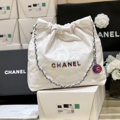 Chanel香奈兒24C 早春度假系列 22新版幻彩五金 24C推出的新版幻彩五金垃圾袋！ 也很受歡迎哦 作為這兩年小香家的主打款，一直都深受各大明星喜愛！實用耐看經典不用說 推薦 原廠正品bodin 復古小牛皮 AS3260 （35*37