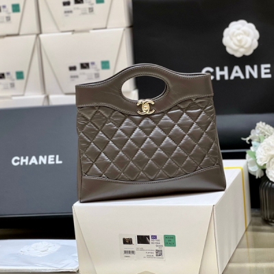 Chanel香奈兒 2024A 高級手工坊系列 火爆款31bag mini號來啦 31bag mini真的太火爆啦 都是一搶而空 代購都要溢價才可以買到 太貼心的尺寸，實物非常好看好搭配 手提斜挎都可以！原廠Montebello複刻牛皮 尺