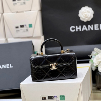 Chanel香奈兒 2024K 秋冬系列 全球限量版迷你盒子 全球限量版盒子醫生包來啦 專櫃都買不到，全部要溢價 迷你號看到實物才知道有多驚訝 真的太經典太復古了！上身很好搭配！實用性極高！還可以放下大手機哦！一定要買 原廠正品bodin