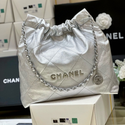 Chanel香奈兒 2024cc 春夏火爆22 bag垃圾袋 中號正品購入開發 獨家原廠方框小牛皮 本季最火最值得入手的系列，它的名字叫22 bag，小香凡是以數字命名的都必火爆也一定會成為經典超級時尚和大氣，非常好搭配，那就對啦背上就是頂