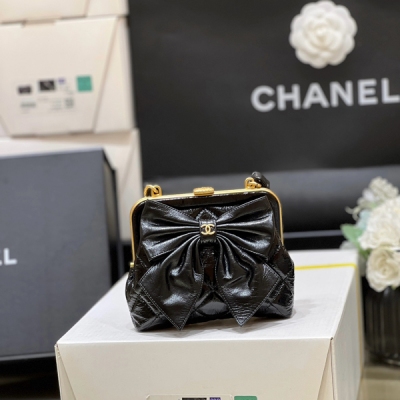 Chanel香奈兒 2024A 高級手工坊系列 本季最火爆款小廢包 Chanel 2024A 蝴蝶結夾子包 萬眾矚目，終於買到啦！實物超超可愛！雖然是小廢包，但放卡片，口紅，鑰匙之類的都足夠哦 上身也很好搭配，推薦 原廠正品Bodin.jo