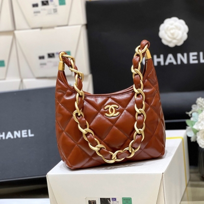 Chanel香奈兒 2024A 高級手工坊系列 正品購入開發 Chanel 2024A hobo腋下包 實物上身超級好看！永不過時的款 包自身非常輕巧，容量也非常好，手機錢包妥妥放 單肩或手拎都很時髦！超級推薦 原廠正品Bodin.joye