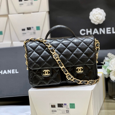 Chanel香奈兒 2024A 高級手工坊系列 隱藏款爆品郵差包 正品購入開發 Chanel 2024A vintage郵差包 萬眾矚目，終於買到啦！小香很久沒出過這麼復古的版型啦 必須要入手，又是手柄黑金，非常耐看 原廠正品Bodin.j