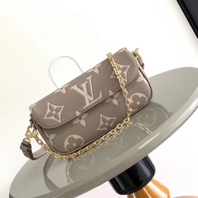 LV路易威登 LOUIS VUITTON LV路易威登 M82210 M81911 Wallet On Chain Ivy 手袋取材 Monogram 帆布，靈感源自 2000 年代的 Sac Recoleta 手袋。全皮壓花鏈條橫款woc