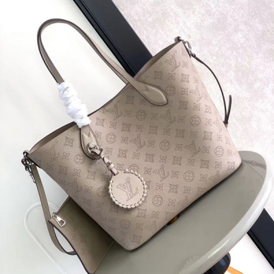 LV路易威登 LOUIS VUITTON LV路易威登 M21850 M21851 Blossom 大號手袋選用鏤花穿孔牛皮革，以悠閒格調演繹實用功能。內隔層配有可拆卸拉鍊袋，輕鬆容納日常所需；手柄方便手拎或肘挎，可拆卸並調節的肩帶增添肩背