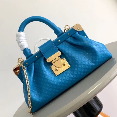 LV路易威登 M22326 M22325來自 Nanogram 特別系列的 Monogram Clutch 手袋為柔軟牛皮革材質，飾有比例奇特的 Monogram 壓印花紋，略帶雙色效果。旋轉手柄接頭可折入包內