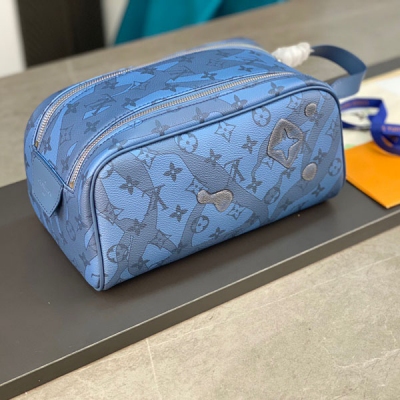 LV路易威登 M82337滴膠！藍色此款Dopp Kit 盥洗袋選用 Monogram Aquagarden 帆布，以立體水滴效果重繹 LV 字母和 Monogram 花卉，仿佛潑灑在 Monogram 圖案和