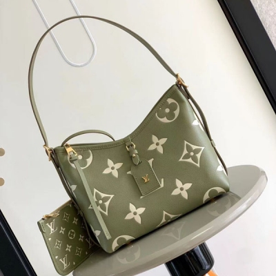 LV路易威登 M46288 M46203 對版細節CarryAll 小號手袋取材 Monogram Empreinte 壓紋皮革，充裕構型設有齊整內層，大號內袋再添功能元素。搭配Monogram 壓紋拉鍊手拿包