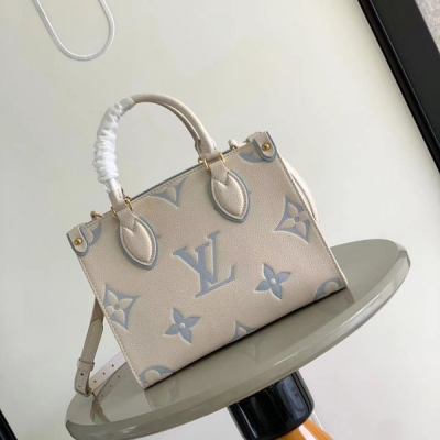 LV路易威登 M45661 M45653新白絲藍 本款 Onthego mini購物包將 Monogram 大圖案將展示得淋漓盡致，大字母壓印於柔軟粒面牛皮，其充裕內裡可容納筆記型電腦及其他辦公用品，長短手柄便