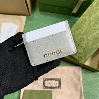 GUCCI古馳 飾手寫體Gucci標識卡片夾。以不設限的可能性探索自我表達方式已成為品牌設計的精神內涵。這款卡片夾以淺灰色皮革匠心打造，綴飾金色調手寫體Gucci標識造型配件，為整個設計注入一抹品牌標識魅力。淺灰色皮革，金色調配件，塔夫綢襯